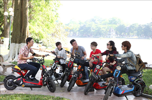 Các bạn trẻ sử dụng xe đạp điện bò điên Các bạn trẻ sử dụng xe đạp điện bò điên